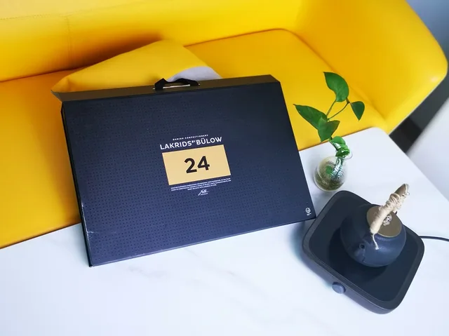 Advent calendar packaging example: STARRY NIGHTS CALENDAR BOX