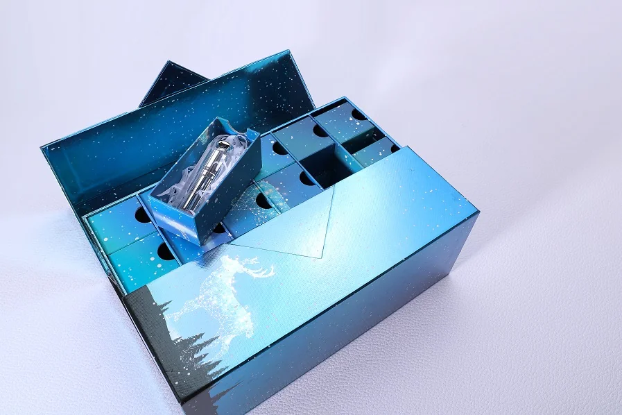 Custom packaging example: Shiny Blue Advent Calendar With Magnetic Doors